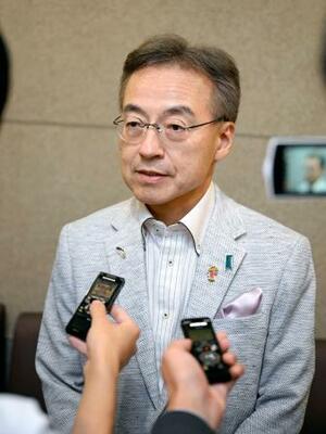 全国知事会議が開かれている青森市で、記者団の取材に応じる福井県の杉本達治知事=23日午後
