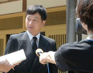 兵庫県三田市のコメに対する発言を巡り取材に応じる中川幹太上越市長=7月8日、上越市