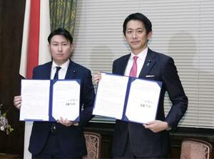 合意文書に署名し、記念写真に納まる自民党の小林政調会長(右)と日本維新の会の斎藤政調会長=19日午後、国会