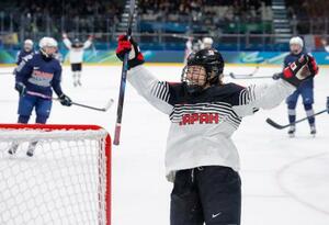 日本―フランス 第3ピリオド、ゴールを決め笑顔の前田=ミラノ(共同)