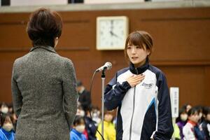 　全国都道府県対抗女子駅伝の開会式で、選手宣誓をする青森の木田果穂主将＝１０日、京都市