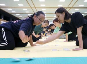 真剣な表情で札を取り合った全国競技かるた新潟大会=上越市