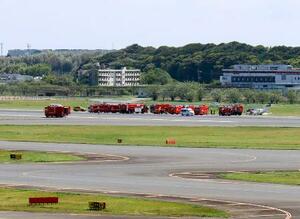 プライベートジェットが着陸して逸脱し、消防車両が駆けつけた成田空港のA滑走路=16日午後1時43分