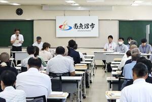定数を上回る陣営が出席した南魚沼市議選の立候補予定者説明会=南魚沼市役所