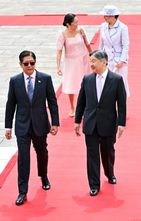 フィリピンのマルコス大統領夫妻を招いた歓迎行事に臨まれる天皇、皇后両陛下=27日午前、宮殿・東庭(代表撮影)