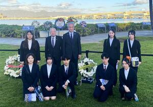真珠湾追悼式典に参列した長岡市の磯田達伸市長、池田和幸議長と大学生ら=米ハワイ州ホノルル市(長岡市提供)