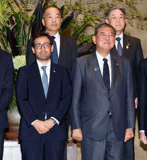 EU欧州委のセジュルネ上級副委員長(手前左)と写真に納まる石破首相(同右)=16日午後、首相官邸