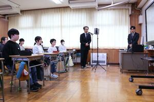 小学生が拉致問題について学んだことを発表するオンライン会議で、感想を述べる蓮池薫さん(右から2人目)=12月10日、柏崎市中田
