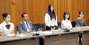 スイス・ジュネーブの軍縮会議日本政府代表部で、高校生平和大使の代表としてあいさつする岩手県立盛岡北高2年の小笠原妙衣さん(中央)=1日(共同)