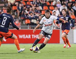 大宮-新潟L 前半、攻め込むFW川澄奈穂美=NACK(新潟L提供)