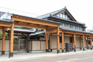 加茂市が市文化財指定解除と売却の方針を明らかにした「旧生田屋」=加茂市新町2