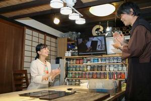 漆芸作家の四代三木表悦さんから作品の説明を受けられる佳子さま=10日午前、京都市中京区(代表撮影)