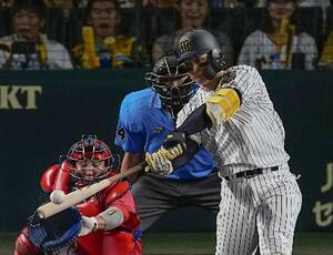 6回阪神無死一、三塁、森下が左前に適時打を放つ。捕手石原=甲子園