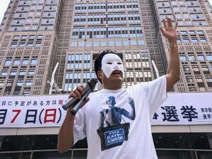 東京都知事選を巡り、街頭演説するAIメイヤー氏=2024年7月、東京都新宿区(AI党提供)