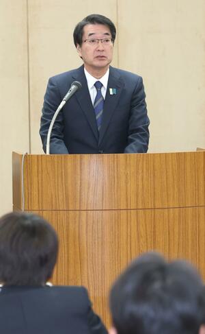 新潟市議会全員協議会で療養の経緯などを説明する中原八一市長＝３日午前、新潟市役所