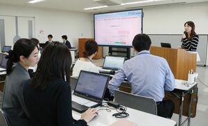 「新潟日報生成AI」の使い方を学ぶ加茂市職員ら=市役所