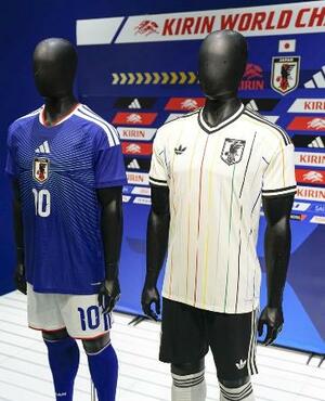 　サッカー日本代表のユニホーム。右がアウェー用