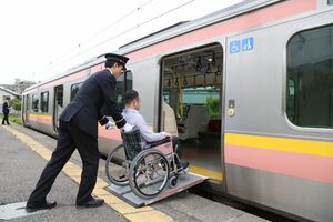 JR関屋駅で模擬的に車いすの介助を行う乗務員=5月30日、新潟市中央区