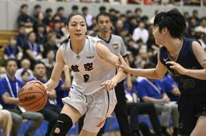 　日本航空北海道―岐阜女　第１クオーター、ドリブルで攻め込む日本航空北海道・庵原＝ジップアリーナ岡山