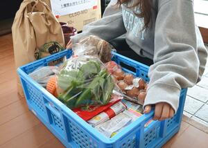 フードバンクから食料を受け取る女性。「本当にありがたい」と感謝しつつ、政治に物価高への実効的な対策を求める＝新発田市