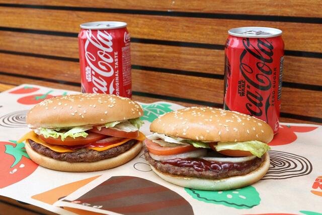 大手ハンバーガーショップ「バーガーキング」が販売するハンバーガーセット＝新潟市中央区東大通１のＪＲ新潟駅前