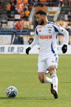 後半途中から出場した新潟のＦＷブーダ＝松山市