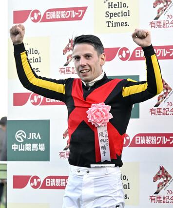 第７０回有馬記念をミュージアムマイルで制し、喜ぶクリスチャン・デムーロ騎手＝中山競馬場