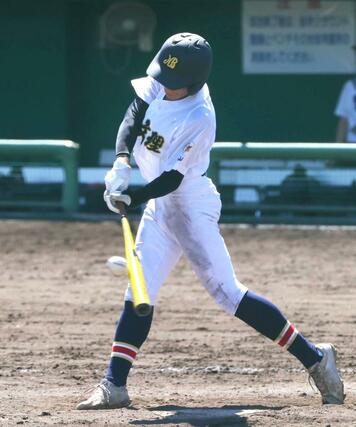 日本文理－三条　３回表、日本文理２死二、三塁、吉田が中前適時打を放ち１点追加。１３－０＝９月１６日、長岡市悠久山球場