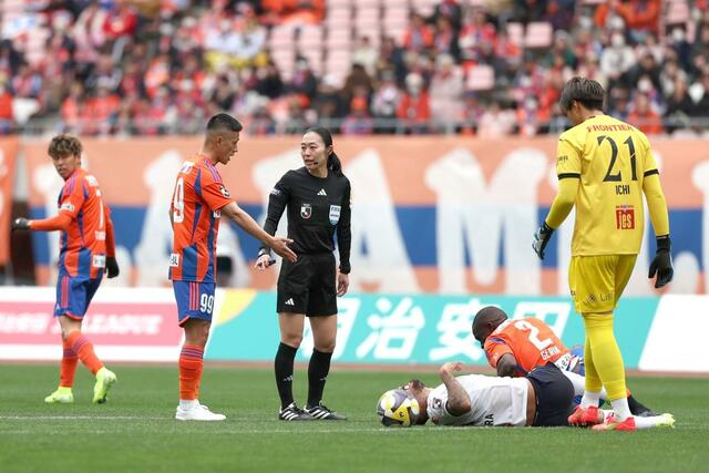 新潟-横浜FC 前半、主審に抗議するFW小野裕二=ビッグスワン