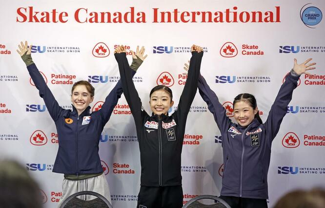 記者会見に臨む女子でＧＰ初優勝を果たした千葉百音（中央）と３位の中井亜美（右）＝サスカトゥーン（共同）