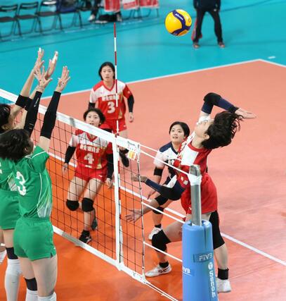 バレーボール全日本高校選手権女子２回戦　新発田商－八王子実践（東京）第１セット、強打を放つ新発田商の渡邉百花＝２０２６年１月７日、東京体育館