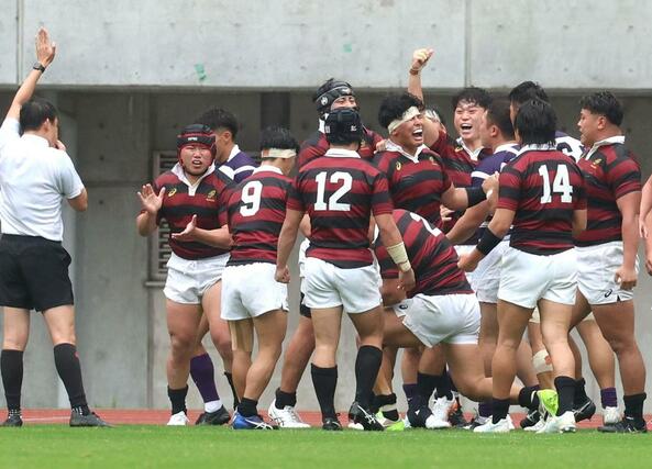 明大－早大　後半、トライを挙げて喜ぶ早大フィフティーン。２６－１２とする＝ビッグスワン