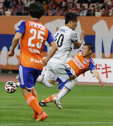 後半、同点のゴールを決めるFW小見洋太=ビッグスワン