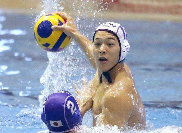 日本代表合宿の練習でプレーする稲場悠介選手=6月17日、柏崎市アクアパーク