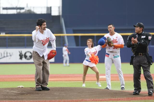 始球式を務めた元ロードオブメジャーのボーカル・けんいちさん