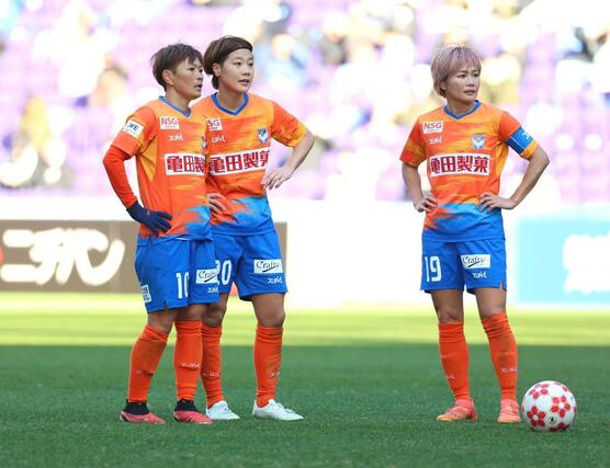 試合中に話し合う上尾野辺めぐみ選手（左）と川澄奈穂美選手（右）＝２５日、広島市（写真映像部・富山翼）