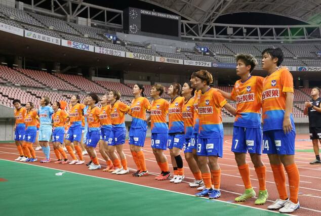 新潟L-マイナビ仙台 今季初のホーム戦勝利を飾り、サポーターと喜び合う新潟Lの選手たち=ビッグスワン