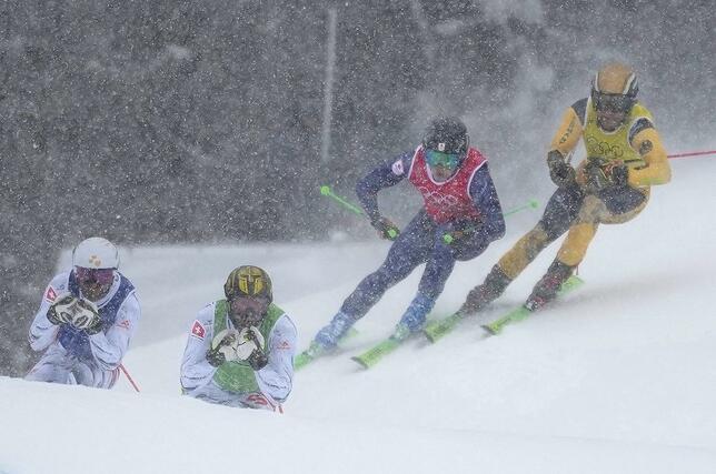 男子スキークロス準決勝　滑走する古野慧（右から２人目）＝リビーニョ（共同）