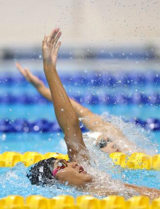 全国高校総体　競泳男子４００メートル個人メドレー決勝　準優勝の根岸歩夢（手前・長岡大手）の背泳ぎ。優勝した小島夢貴（愛知・豊川）は隣のレーンで激しく競り合った＝８月２０日、佐賀市のＳＡＧＡアクア