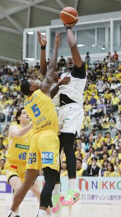香川－新潟　Ｂ３第１節第３日　第３位クオーター、ムトンボがシュートを決め４４－４６に追い上げる＝高松市