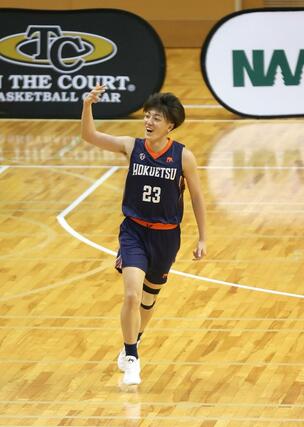 男子決勝リーグ　佐渡－北越　第３クオーター、北越の村山陽音が３点シュートを決め、５９－５１。笑顔で応援席へアピールする村山＝新潟市東総合スポーツセンター