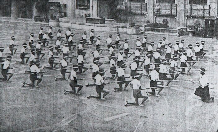 山口照さんが卒業した東京・深川の川南国民学校でのなぎなた訓練の様子（卒業アルバムのコピーから、山口さん提供）