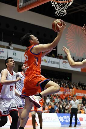 第1クオーター、シュートを決める新加入のポーグ健