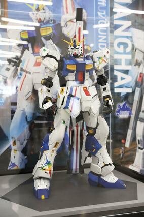 ガンダムのプラモデル=9月14日、長岡市喜多町