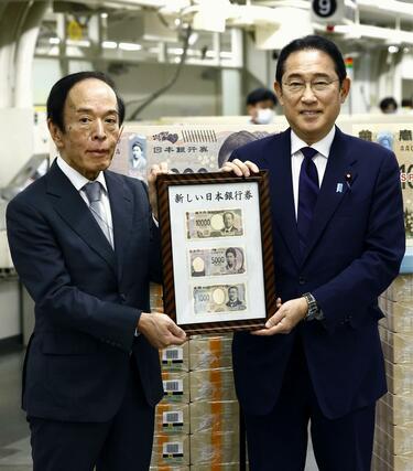 日銀本店で新紙幣発行の現場を視察し、撮影に応じる岸田首相。左は植田総裁＝７月３日午前（代表撮影）