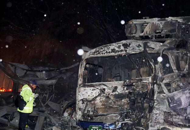 関越自動車道の事故現場で焼けた車＝２７日午前３時半前、群馬県みなかみ町