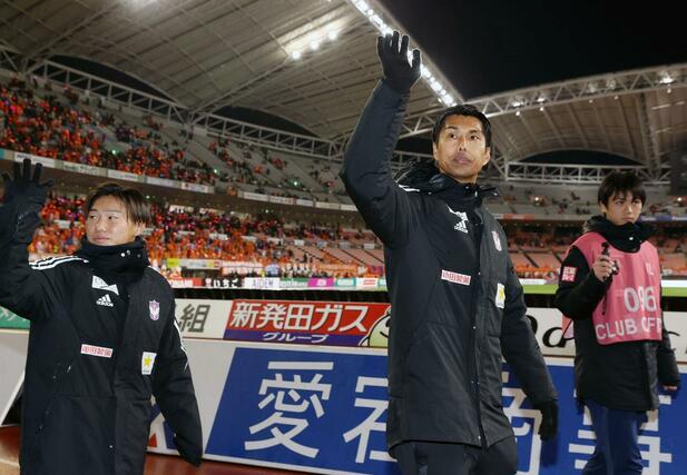 サポーターに手を振るＧＫ瀬口拓哉（右）＝ビッグスワン