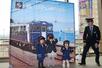 北陸新幹線とトキ鉄の開業10年イベントを楽しむ子どもたち=3月15日、上越妙高駅