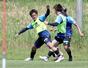 練習に汗を流すMF島田譲(左)ら=聖籠町