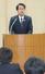 新潟市議会全員協議会で療養の経緯などを説明する中原八一市長=3日午前、新潟市役所
